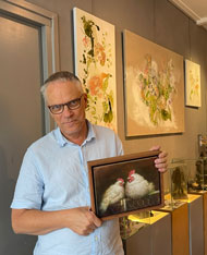 Ton van Steenbergen met schilderij Kippen